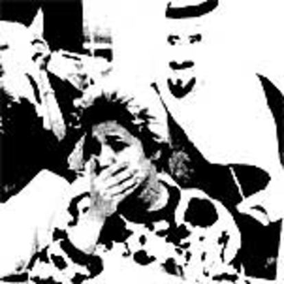 Un mujer kuwaití llora y protesta en Londres por la invasión