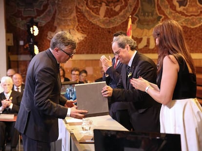 Quim Torra atorga la Creu de Sant Jordi a Carles Salvadó, president de puntCAT.