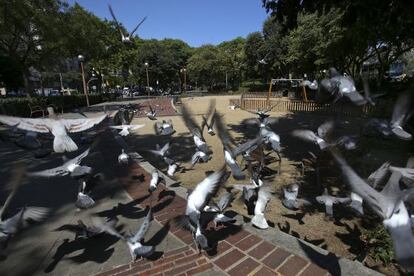 La plaça Pablo Neruda, amb poc aspecte de plaça i amagada a la Diagonal amb el carrer Marina