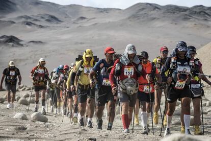 Um pelotão de corredores durante a terceira etapa da corrida, em 30 de novembro de 2017.