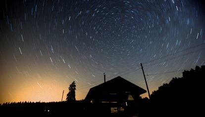 Fotografia de llarga exposició durant una nit d'estels fugaços.