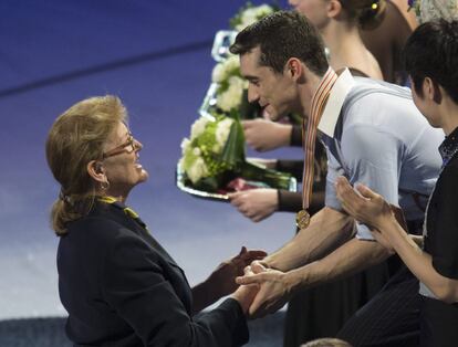 Fernández recibe la medalla de oro en el podio.