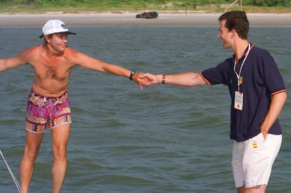 23 de julio de 1996. Don Felipe de Borbón ayuda a desembarcar a Luis Doreste, abanderado del equipo español en los Juegos Olímpicos de Atlanta.