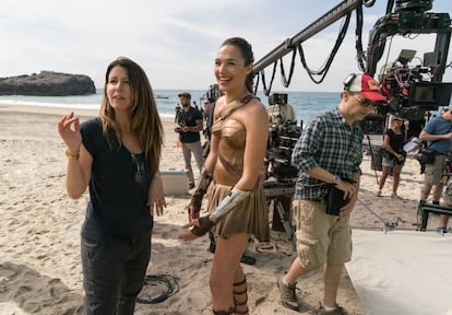 Patty Jenkins charla con Gal Gadot en el rodaje de 'Wonder Woman'.