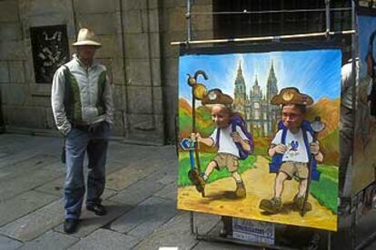 Dos niños se dejan retratar caricaturizados de peregrinos en las calles de Santiago de Compostela.