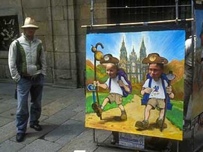 Dos niños se dejan retratar caricaturizados de peregrinos en las calles de Santiago de Compostela.