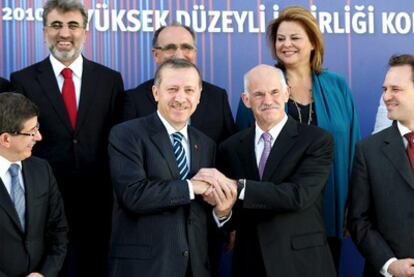 Recep Tayyip Erdogan (izquierda) y Yorgos Papandreu unen sus manos al inicio de la cumbre bilateral, celebrada ayer en Atenas.