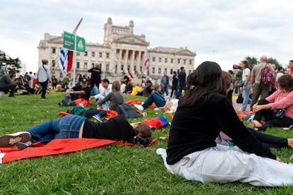 Asistentes al velatorio esperan a las afueras del Palacio Legislativo.
