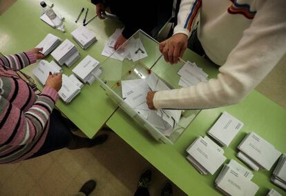 Vista cenital del recuento de votos en un centro electoral de Barcelona.