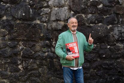 El cocinero Karlos Arguiñano posa con el libro de recetas que acaba de publicar con Planeta. Imagen proporcionada por la editorial.