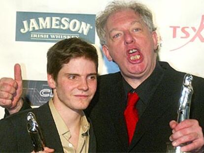 Daniel Brühl y Wolfgang Becker, el sábado, tras recibir los premios de la Academia de Cine de Europa.