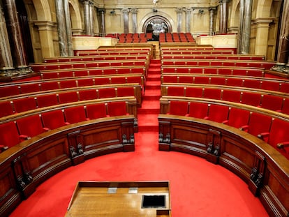 Hemiciclo vacío del Parlament de Cataluña este lunes.