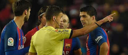 Gil Manzano expulsa a Luis Suárez del campo.
