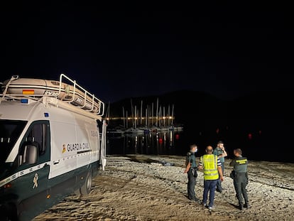 Un equipo de la Guardia Civil durante el dispositivo de búsqueda de la menor en el pantano de San Juan este martes.