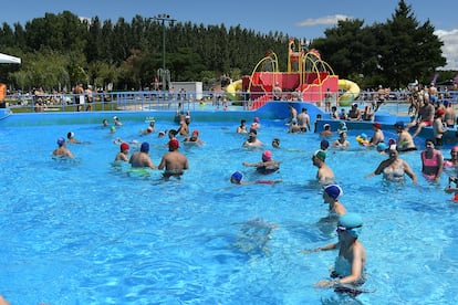 Piscina municipal de Valencia de Don Juan, en León, este miércoles.