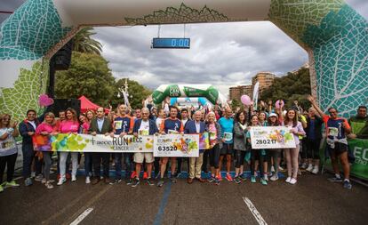 Participantes y organizadores de la carrera Valencia contra el cáncer, que se ha celebrado este domingo a pesar de la lluvia. 