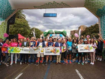 Participantes y organizadores de la carrera Valencia contra el cáncer, que se ha celebrado este domingo a pesar de la lluvia. 