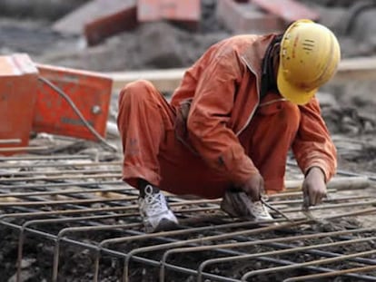 Un obrero trabajando en la construcción