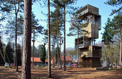 <b>MIRADOR EN REUSEL (HOLANDA) / ATELIEREEN ARCHITECTEN. </b>De una estructura de acero cuelgan seis cubos hechos con troncos de madera. Uno de ellos es el punto de partida para una tirolina. La altura total de la torre: 25 metros. El proyecto de Ateliereen Architecten incluye además, en una de sus paredes, un rocódromo de 13 metros de altura.