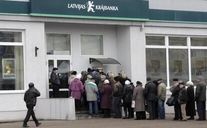 La intervención del banco Krajbanka en Letonia ha provocado colas en sus sucursales y las autoridades han limitado los reembolsos