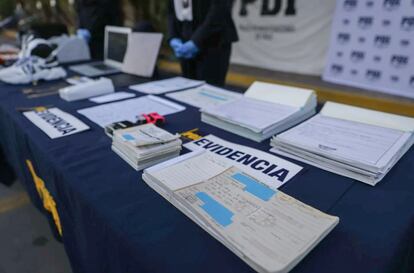 Evidencia presentada por la Policía de Investigaciones de Chile contra médicos falsificadores, en diciembre de 2022.