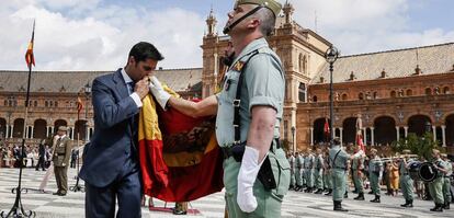 El torero Francisco Rivera Ordo&ntilde;ez besa la bandera espa&ntilde;ola en la ceremonia de este s&aacute;bado en Sevilla. 