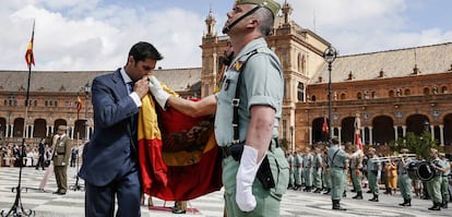 El torero Francisco Rivera Ordoñez besa la bandera española en la ceremonia de este sábado en Sevilla.