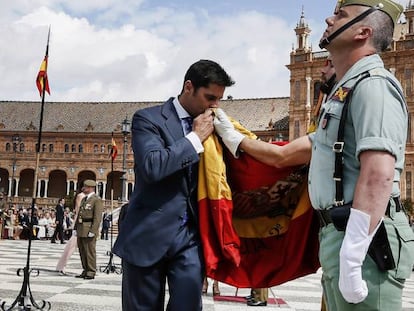 El torero Francisco Rivera Ordo&ntilde;ez besa la bandera espa&ntilde;ola en la ceremonia de este s&aacute;bado en Sevilla. 