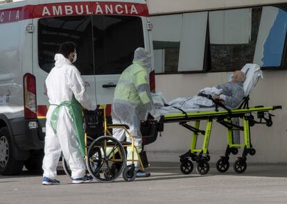 Sanitarios trasladan a un enfermo a Urgencias de uno de los hospitales valencianos.