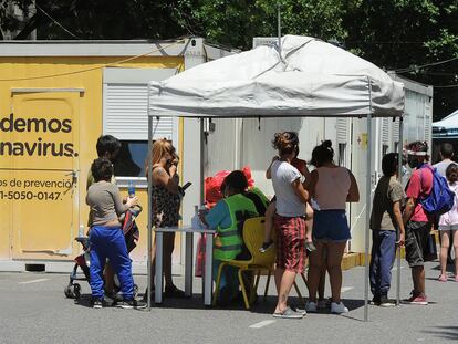 Fila para realizarse un test de covid-19 en el hospital Pedro Elizalde de Buenos Aires este martes.