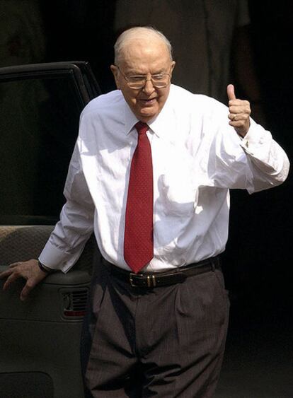 Jesse Helms levanta su pulgar tras anunciar en televisión su despedida en 2003.