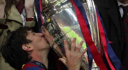 El jugador del FC Barcelona Lionel Messi celebra con el trofeo la final de la Liga de Campeones de la UEFA