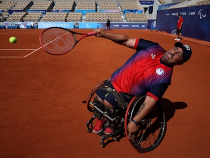 Francisco Cayulef, jugador chileno paralímpico de tenis en silla de ruedas, durante una sesión de entrenamiento en Paris (Francia), el 25 de agosto de 2024.