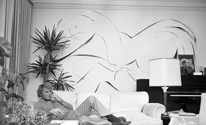 El cantante y actor Johnny Hallyday en su casa de París en 1980.
