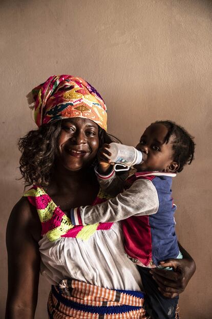 A Ana Joao Afonso Bagine, de 44 años y madres de tres hijos, este proyecto para empoderar a las mujeres artesanas como ella le costó su matrimonio. "Mi hombre me dijo que yo quería hacer demasiadas cosas y me ponía problemas, peleábamos y me pegaba cuando tenía reuniones", revela. Ahora, sueña con triunfar y que su ex se arrepienta de haberla maltratado.