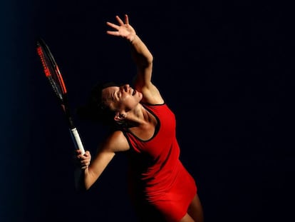 Halep sirve durante el partido contra Kerber en Melbourne.