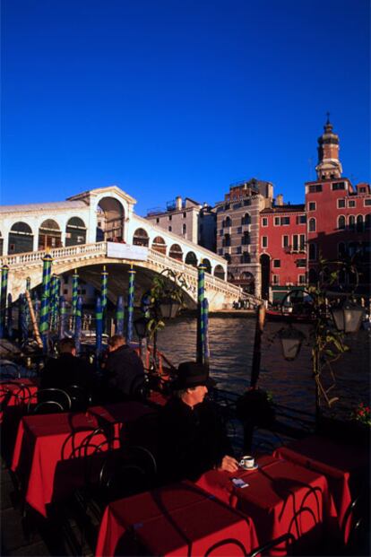 Terraza del café frente al puente Rialto, en Venecia (Italia).