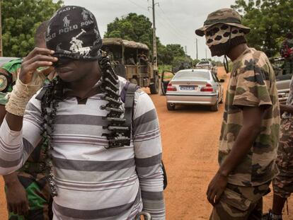 Un exrebelde se cubre el rostro durante su protesta en Bouaké.