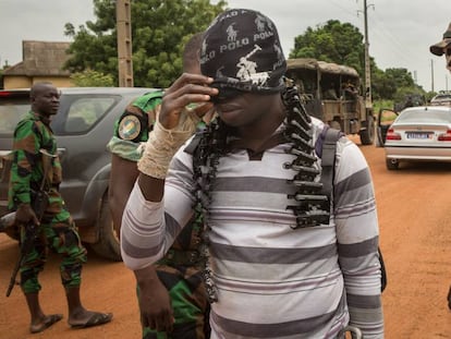 Un exrebelde se cubre el rostro durante su protesta en Bouaké.