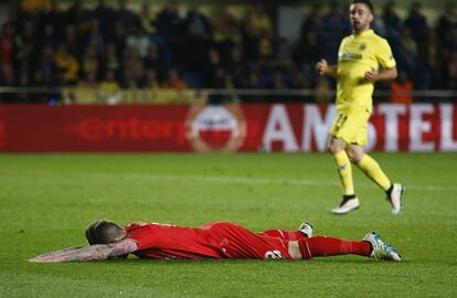 Alberto Moreno abatido en el suelo al final del partido.