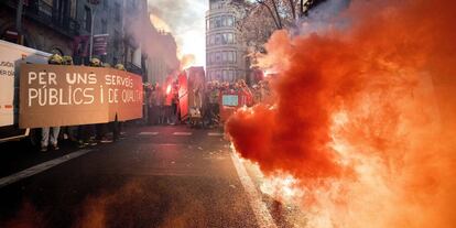 Centenares de Bomberos de la Generalitat recorren el centro de Barcelona.