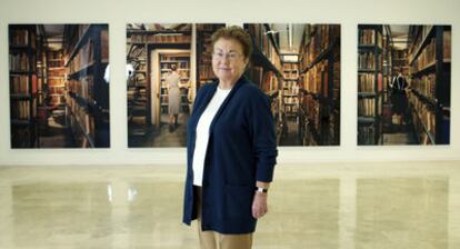 Helga de Alvear posa en su galería en 2019, delante de la instalación de Jane y Louise Wilson sobre el Archivo de Stanley Kubrick.