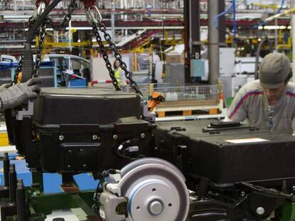 Dos operarios en la cadena de montaje de Citroën Berlingo en la planta de Vigo.
 