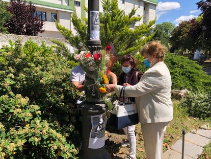 Familiares de los fallecidos en la residencia pública de Alcorcón colocan flores en su recuerdo delante del centro, el pasado 13 de junio.