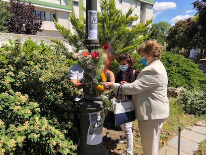 Familiares de los fallecidos en la residencia pública de Alcorcón colocan flores en su recuerdo delante del centro, el pasado 13 de junio.