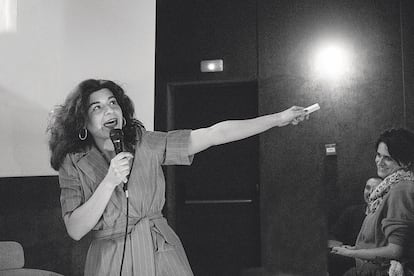 Nerea Pérez de las Heras haciendo ‘Feminismo para torpes’ en el teatro.