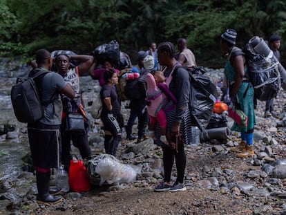 Migrantes, en su mayoría haitianos, cruzan el Tapón del Darién, entre Colombia y Panamá, el 15 de octubre de 2021, en Darién (Panamá).