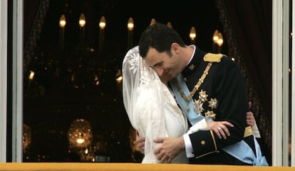 Los novios se abrazan en el balcón del Palacio Real de Madrid. A pesar de la insistencia del público presente en la plaza de Oriente a todo lo que llegaron los novios fue a un casto beso, que decepcionó a los presentes después de horas de espera.