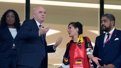 Gianni Infantino (izquierda) pide explicaciones a la ministra belga de Exteriores, Hadja Lahbib, por portar el brazalete OneLove mientras se disputaba el Bélgica-Canadá en el estadio Ahmad Bin Ali, en Doha, el pasado miércoles.