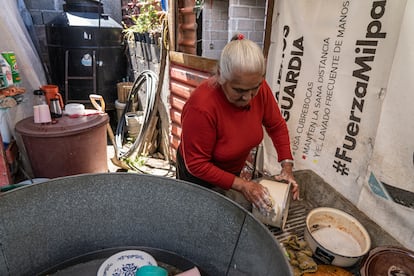 Una mujer lava trastes en la alcaldía de Milpa Alta, en julio de 2023.